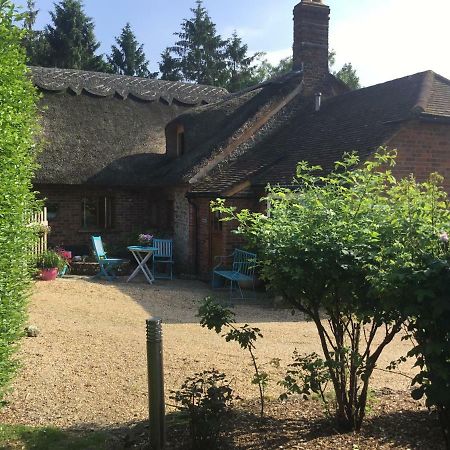 Thatched Cottage Pulborough Exterior foto
